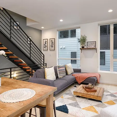 Cozy Industrial Home In Ballard, Walk Score 95!